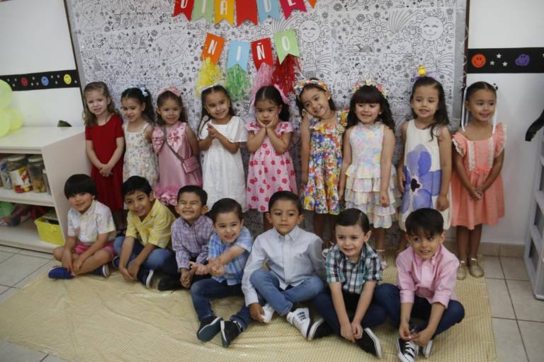 Ríen, juegan y bailan niños del Senda en su día