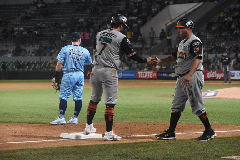 Gran noche de Ramón Mendoza impulsa triunfo naranja