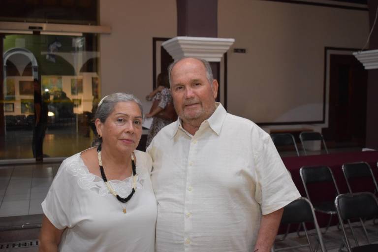 Acompañan a Cecilia Pablos en la presentación de su libro ‘Galbare’