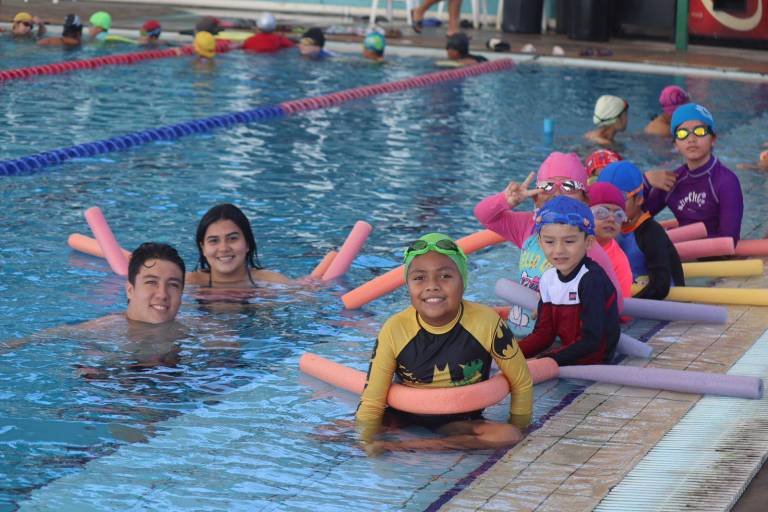 Decenas de niños en Mazatlán inician el Curso Intensivo de Natación Infantil