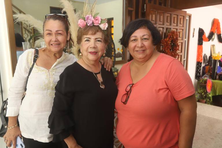 Honran a los fieles difuntos con tradicional convivencia