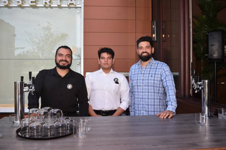 Celebran clientes y amigos el primer aniversario de Humaya Restaurante