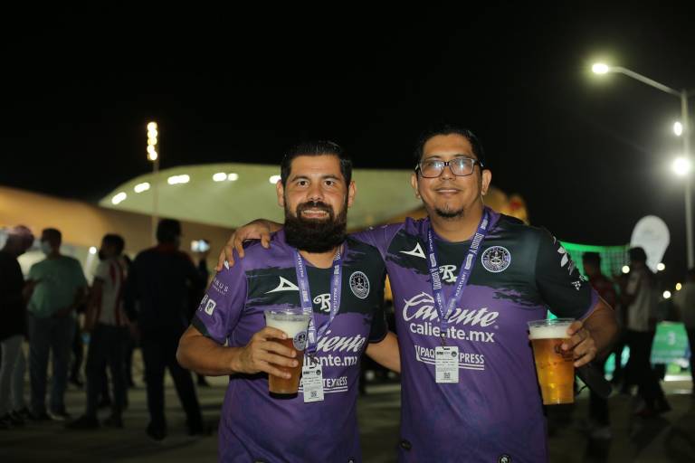 Disfrutan porteños del encuentro de Mazatlán FC y Chivas en el Kraken