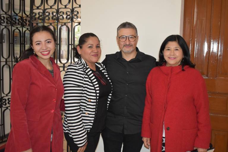 Disfrutan del talento musical del guitarrista Massimo Gatta