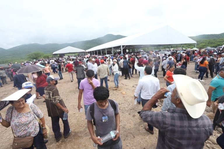Sufren asistentes al evento de López Obrador y Claudia Sheinbaum los efectos del calor