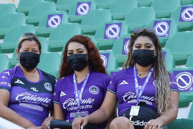 Mazatlecos disfrutan del partido de Mazatlán FC contra Pachuca en el Kraken