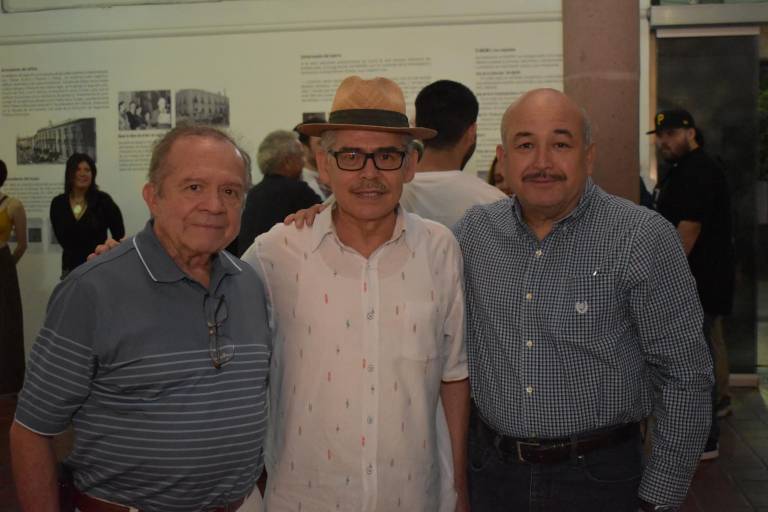 Admiran sinaloenses la exposición ‘Algo a donde sea’ del artista Alejandro Mojica