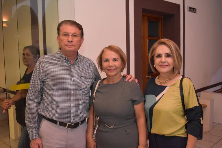Acompañan a Cecilia Pablos en la presentación de su libro ‘Galbare’