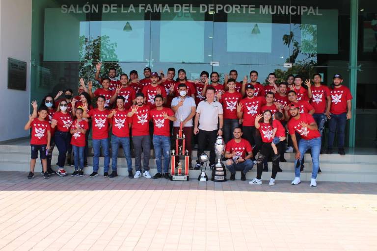 Rafael Buelna Eliel recibe su trofeo de campeón de la Primera Fuerza