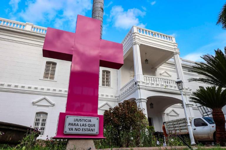 El memorial de los feminicidios instalados frente al Palacio Municipal recuerda que hay delitos que faltan por resolver
