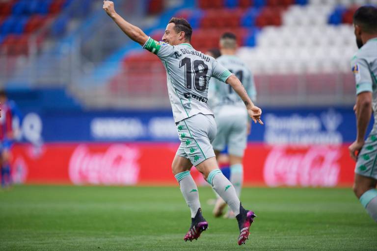 Andrés Guardado anota en el empate 1-1 del Betis ante el Eibar