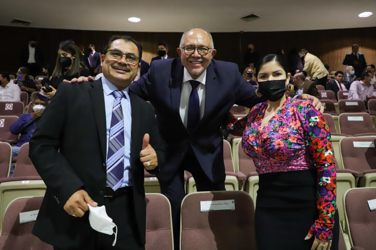 Acompañan a Rubén Rocha Moya, Gobernador de Sinaloa, familia, amigos y funcionarios electos