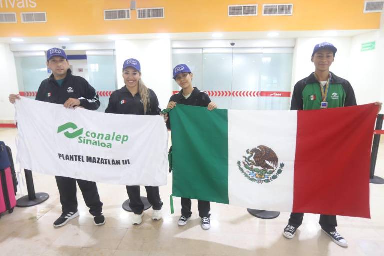 Arriban a Mazatlán estudiantes ganadores de la medalla de plata en Sudáfrica