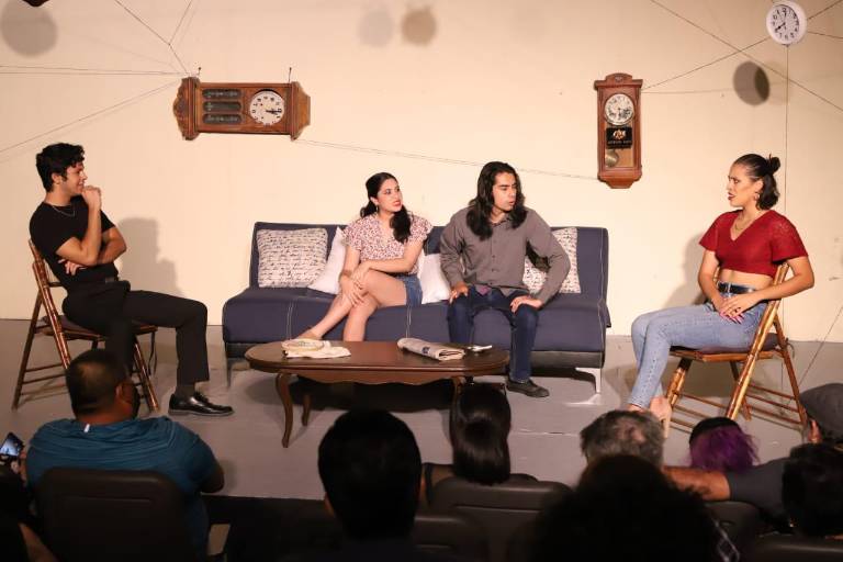 Muestran alumnos su formación en Arte Teatral con la puesta en escena La cantante muda