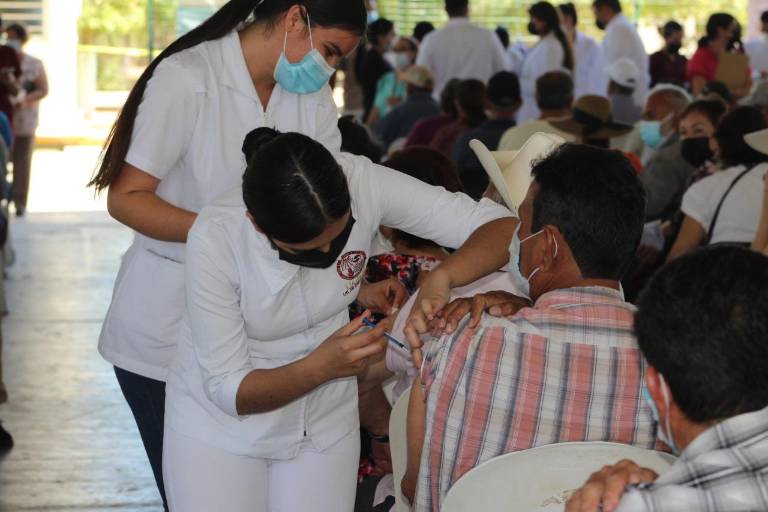 En Guasave, aplican a adultos mayores segunda dosis de la vacuna contra el Covid-19