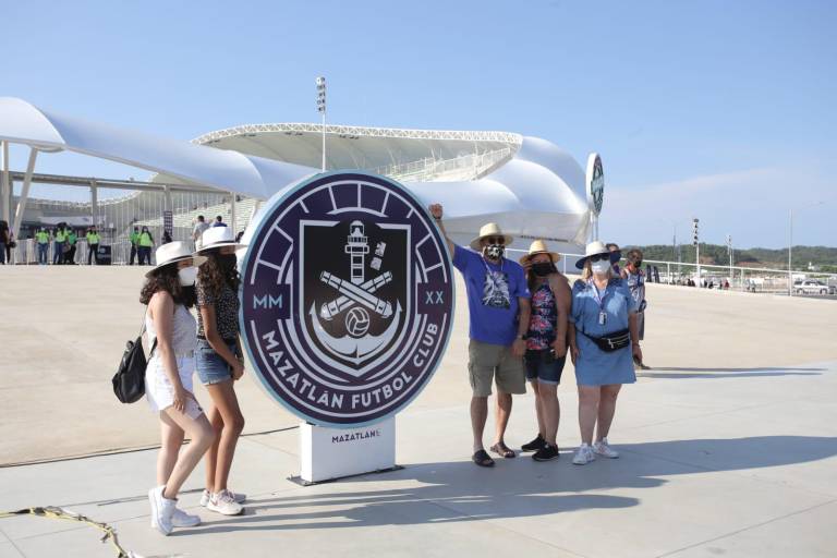 Mazatlecos disfrutan del partido de Mazatlán FC contra Pachuca en el Kraken