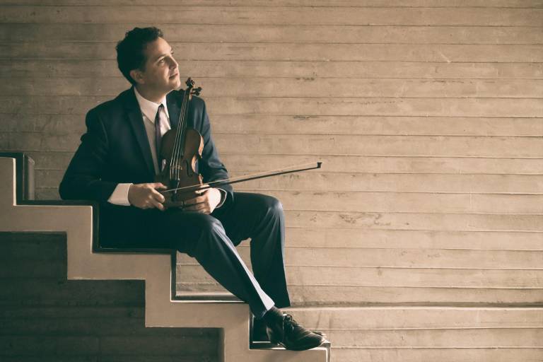 El violinista Adrián Justus será solista de la OSSLA en pieza de Brahms