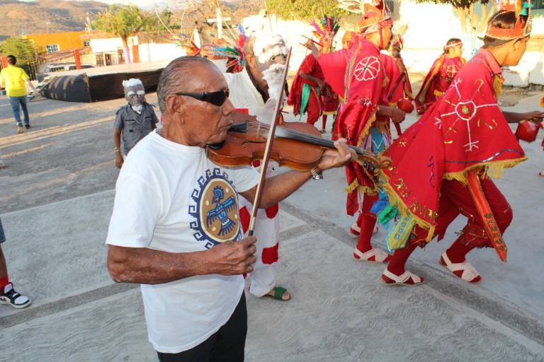 Ricardo continúa el legado en la preservación de los sones de los matachines en Matatán