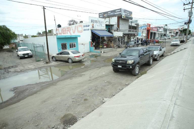 Vecinos de Pueblo Nuevo exigen al Gobierno de Mazatlán arreglar pavimentación y desazolvar aguas pluviales