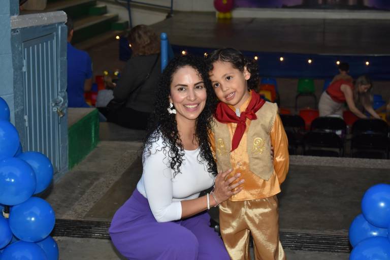 Con música y baile, alumnos del Instituto Senda reciben a la Primavera