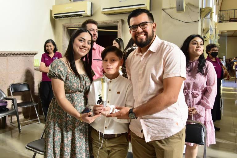 Recibe su Primera Comunión Santiago Medina Mendoza