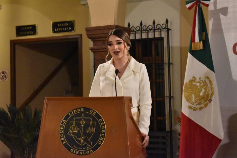 Obtienen su título como licenciados en derecho