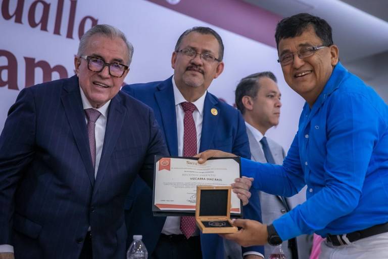 Reconocen a maestros por 40 años de servicio