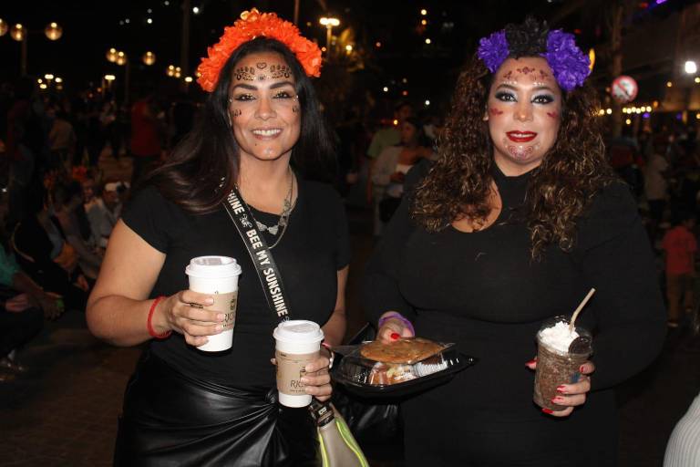 Disfrutan mazatlecos del desfile de Día de Muertos en Olas Altas