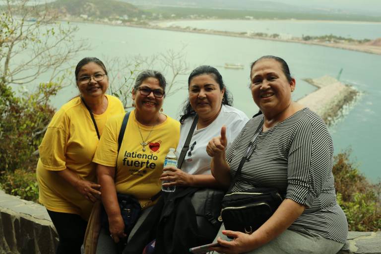 Damas de Anspac Mazatlán se ejercitan al subir al Faro