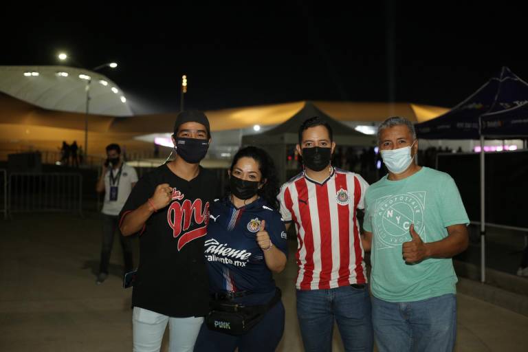 Disfrutan porteños del encuentro de Mazatlán FC y Chivas en el Kraken