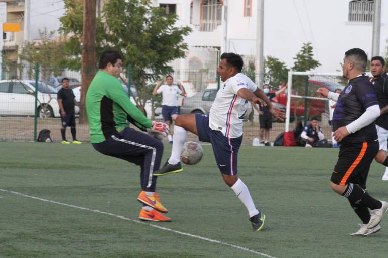 Lázaro Cárdenas y Tuna Supply dividen puntos en la Liga Superveteranos