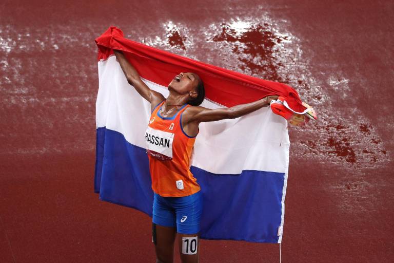 Sifan Hassan cae, se levanta y gana eliminatoria en 1,500m; luego logra oro en los 5,000m