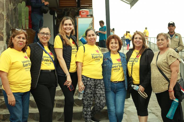 Damas de Anspac Mazatlán se ejercitan al subir al Faro