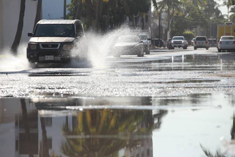 Está bajo el agua la avenida Cruz Lizárraga; no soportan los malos olores