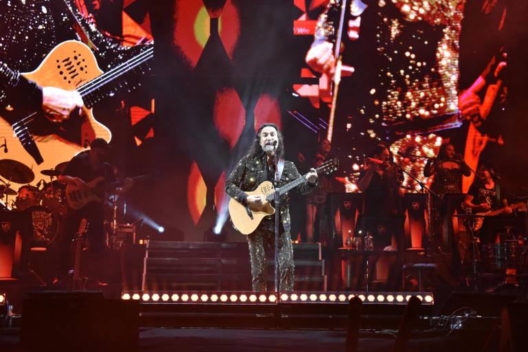 A ritmo del ‘Buki’ bailan y cantan los sinaloenses en Estadio de Los Dorados