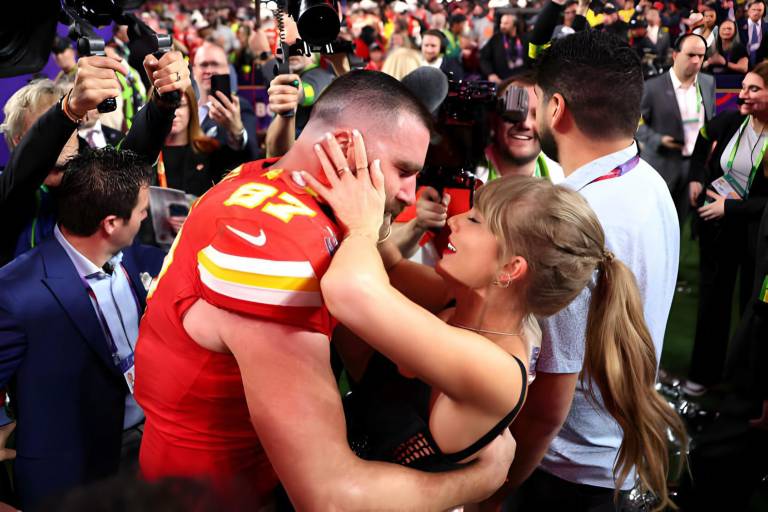 Taylor Swift y Travis Kelce celebran triunfo en Super Bowl pero ¡sin anillo de compromiso!