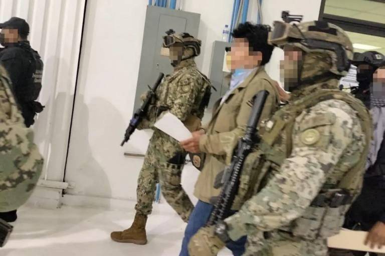 Sacan a Caro Quintero del penal para llevarlo al hospital en Toluca; lo operan de la próstata