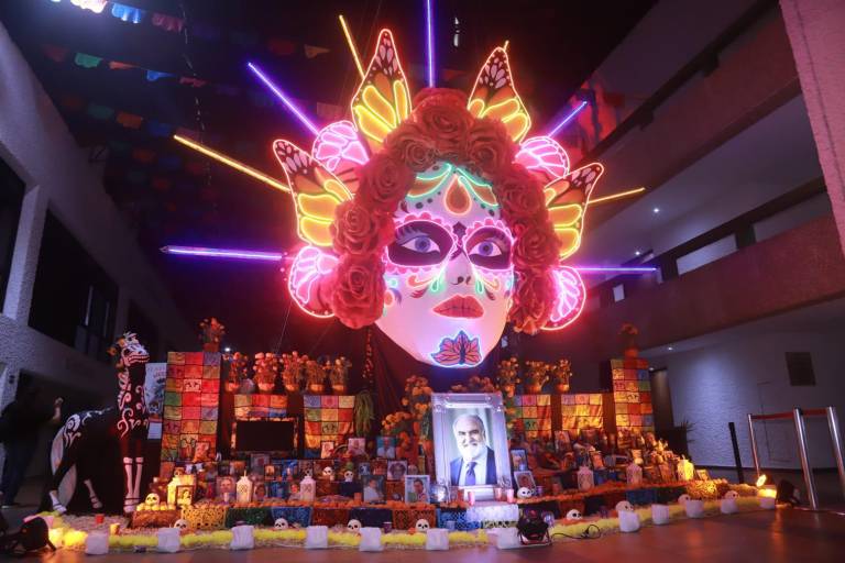 Colaboradores del Grupo El Cid recuerdan a sus difuntos entre altares y mensajes del Día de Muertos