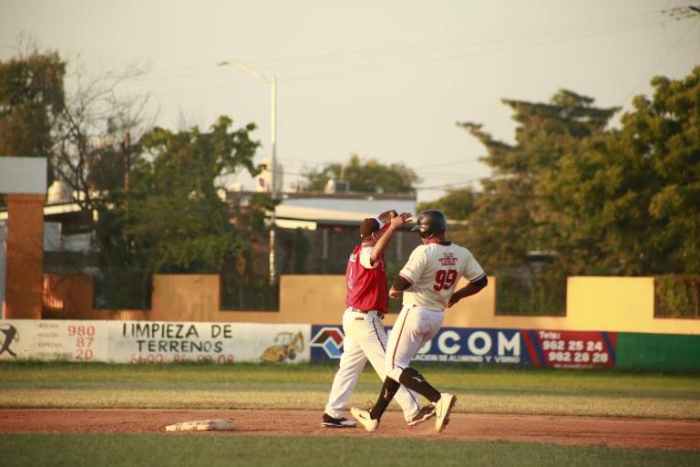 Tacos El Cobarde se envalentona en el beisbol de Taxis Verdes