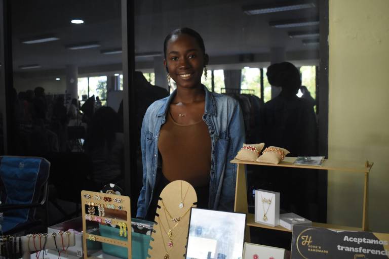 Muestran emprendedores sus productos en el ‘Mercado Creativo Yameto’