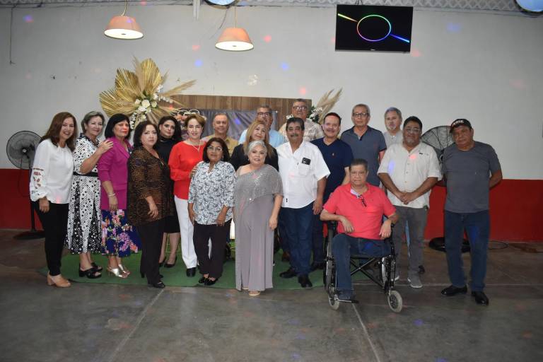 Celebran 50 años de su graduación