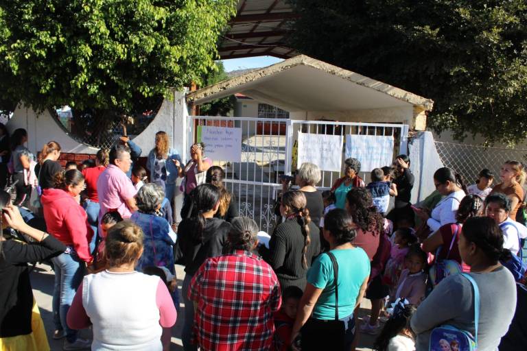 Bloquean padres de familia preescolar de Rosario en demanda de dos aulas