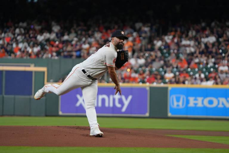 José Urquidy sale sin decisión en su debut en la campaña