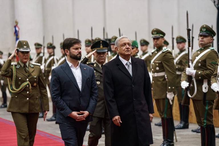 En visita de trabajo a Chile, AMLO replica sus críticas contra medios de comunicación en México