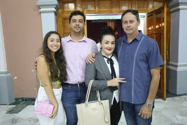 Disfrutan mazatlecos la ‘Ópera Tosca’, con la soprano María Katzarava