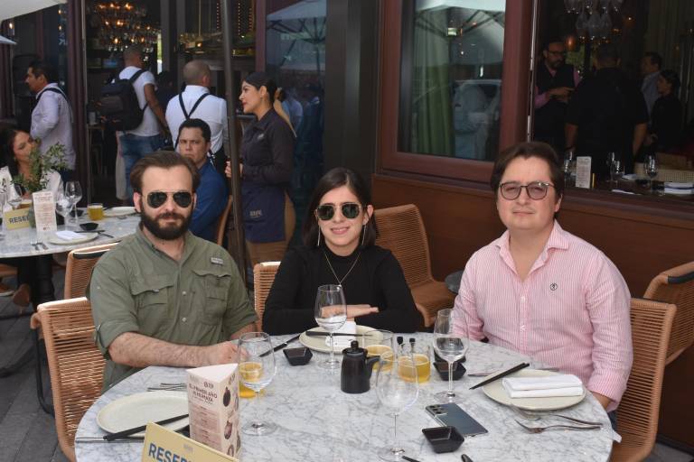 Celebran clientes y amigos el primer aniversario de Humaya Restaurante