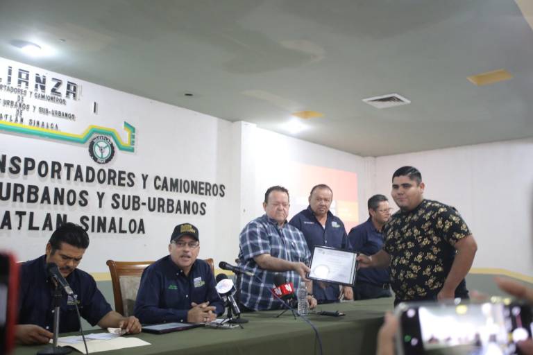 Reconocen a choferes de la Alianza de Camiones en Mazatlán