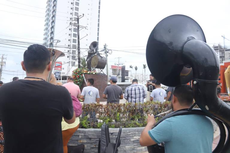 Recuerdan a don Cruz Lizárraga al son de la tambora en Mazatlán