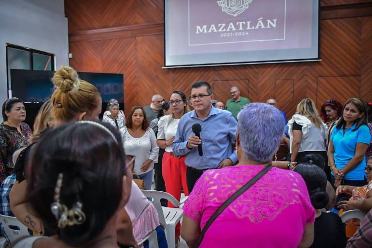 Se reúnen policías jubilados y viudas con autoridades municipales, en Mazatlán