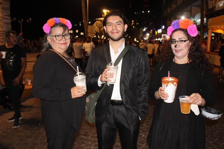 Disfrutan mazatlecos del desfile de Día de Muertos en Olas Altas
